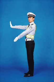 左轉彎交警手勢
