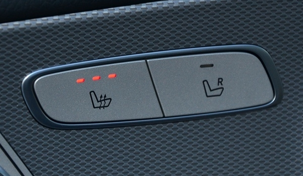 座椅加熱開關(guān)標(biāo)志 座椅的標(biāo)記上面有三個條形箭頭