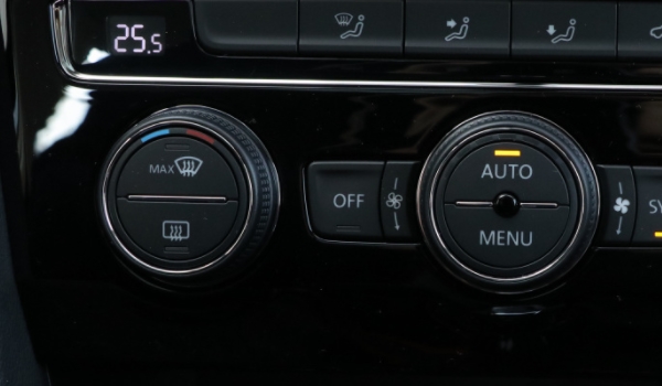 小車front是什么意思 前擋風(fēng)玻璃除霧開關(guān)（霧氣多的時(shí)候打開）