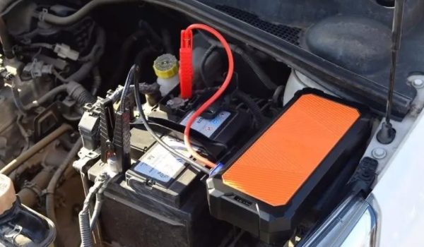 汽車電瓶充電需要多長(zhǎng)時(shí)間 充電需要等待3-5個(gè)小時(shí)可以充滿