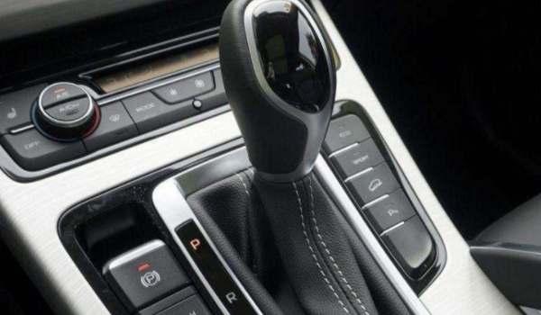 自動擋車點火時應該掛什么檔位 應該掛在P檔或N檔位置上