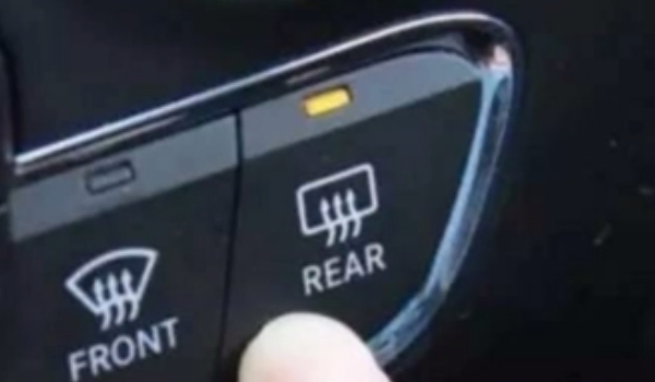 汽車后窗玻璃加熱絲斷了怎么辦 需要更換后窗玻璃（無法進(jìn)行修復(fù)）