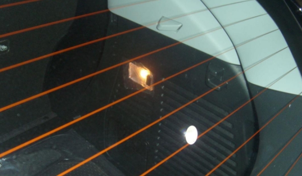 汽車后窗玻璃加熱絲斷了怎么辦 需要更換后窗玻璃（無法進(jìn)行修復(fù)）
