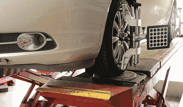 四輪定位有什么用要多少錢(qián) 提高穩(wěn)定性減少轉(zhuǎn)向機(jī)異常磨損（100-300元）