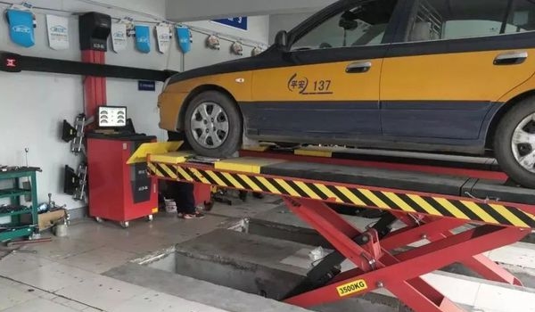 四輪定位有什么用要多少錢(qián) 提高穩(wěn)定性減少轉(zhuǎn)向機(jī)異常磨損（100-300元）