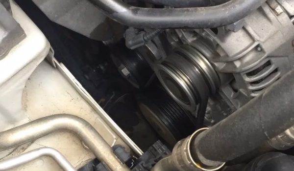 發(fā)動機皮帶吱吱響是怎么回事 皮帶松緊故障、緊張輪失效、震動劇烈