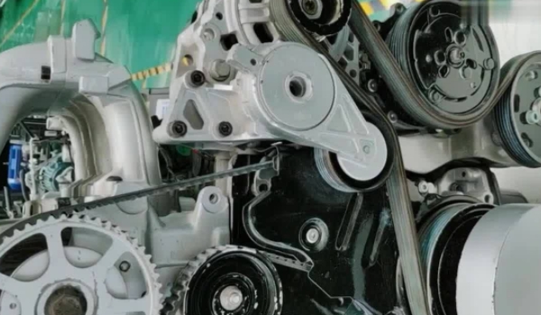 發(fā)動機皮帶吱吱響是怎么回事 皮帶松緊故障、緊張輪失效、震動劇烈