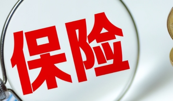 自己開(kāi)車(chē)把車(chē)刮了怎么走保險(xiǎn) 可以撥打保險(xiǎn)公司電話(huà)（現(xiàn)場(chǎng)拍照留證）