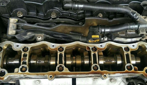 發(fā)動機漏機油怎么處理 更換氣門墊、機油濾芯、檢查密封膠