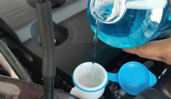 鋒蘭達(dá)玻璃水在哪里加圖片 在發(fā)動(dòng)機(jī)艙的左下角位置進(jìn)行添加