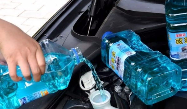 鋒蘭達(dá)玻璃水在哪里加圖片 在發(fā)動(dòng)機(jī)艙的左下角位置進(jìn)行添加