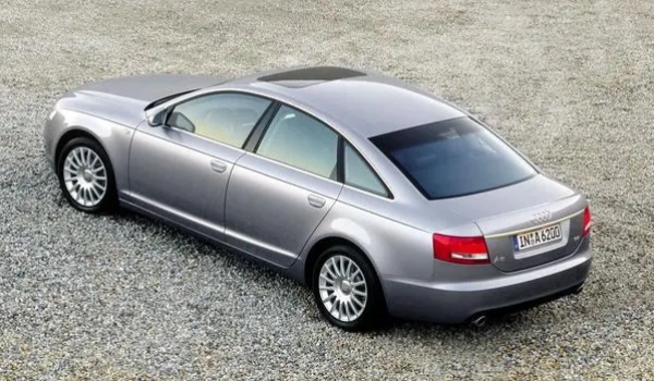 奧迪a6多少錢(qián) 2004款售價(jià)30.80萬(wàn)元（二手車(chē)售價(jià)1.80到5.80萬(wàn)）