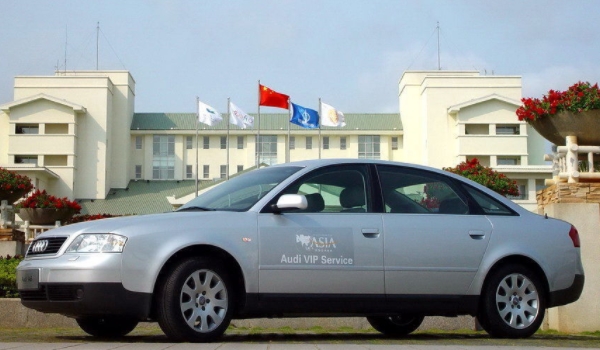 奧迪a6多少錢(qián) 2004款售價(jià)30.80萬(wàn)元（二手車(chē)售價(jià)1.80到5.80萬(wàn)）