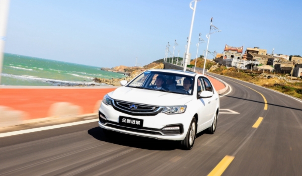 吉利遠景怎么樣 油耗低、動力好、后備箱空間大（1.5L自然吸氣發(fā)動機）