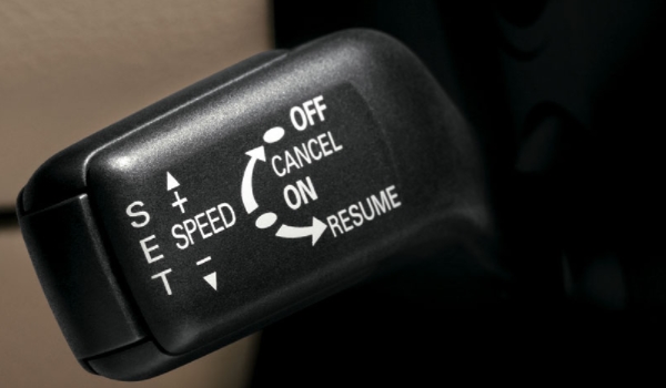 定速巡航怎么用 按下控制按鍵可以打開(kāi)和關(guān)閉（SET+/SET-設(shè)置速度）