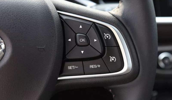 定速巡航怎么用 按下控制按鍵可以打開(kāi)和關(guān)閉（SET+/SET-設(shè)置速度）