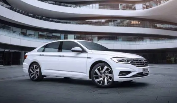 速騰和朗逸哪個(gè)好 速騰效果好（年輕、運(yùn)動(dòng)、時(shí)尚的一款轎車）