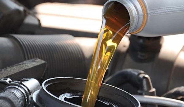 機(jī)油怎么洗 可以通過(guò)酒精，風(fēng)油精，汽油來(lái)進(jìn)行清洗（注意對(duì)手的保護(hù)）