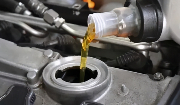 機(jī)油怎么洗 可以通過(guò)酒精，風(fēng)油精，汽油來(lái)進(jìn)行清洗（注意對(duì)手的保護(hù)）