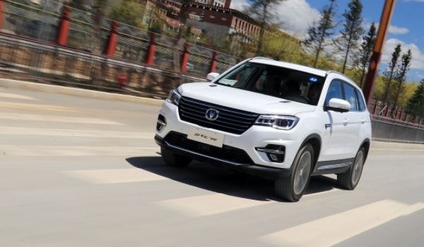 長(zhǎng)安cs75怎么樣 科技感十足、外觀時(shí)尚大氣（油耗經(jīng)濟(jì)實(shí)惠）