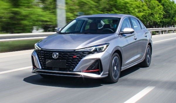 長安逸動怎么樣 舒適性好、顏值較高、油耗低（百公里油耗6L）