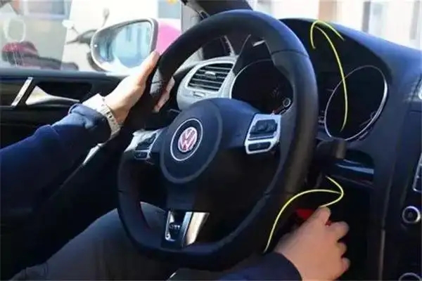 汽車方向盤(pán)鎖住了怎么開(kāi)鎖