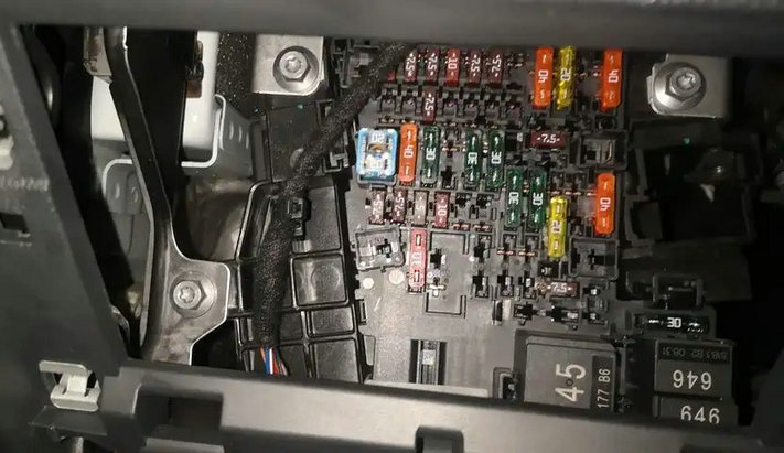 新寶來保險(xiǎn)盒在哪里 怎么打開