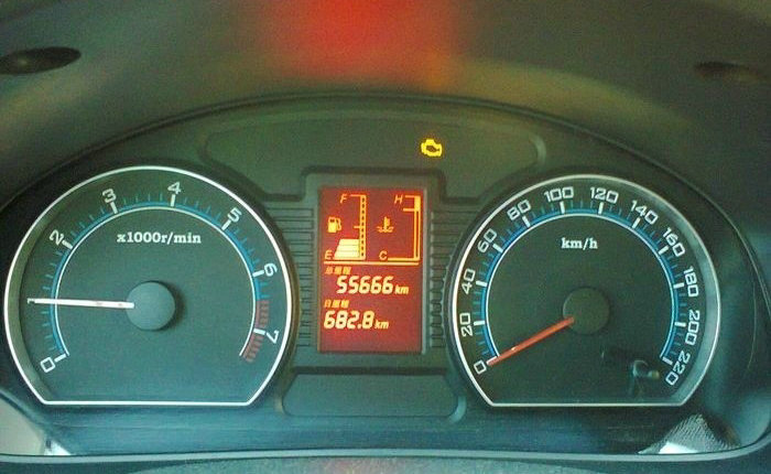 奔騰b70發(fā)動機故障燈亮怎么回事