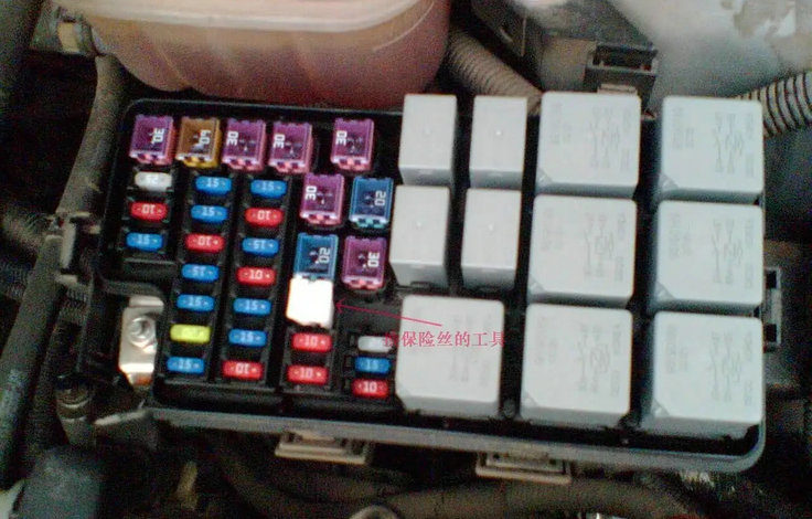 凱越雨刷保險絲在哪