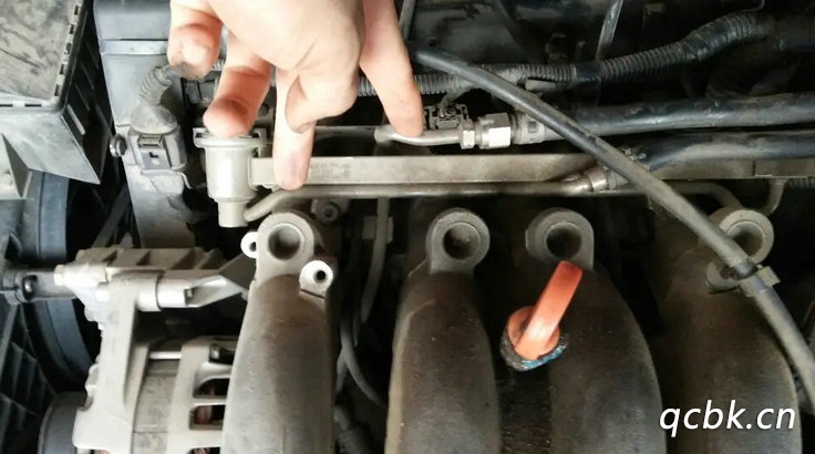 汽車回油管的位置在哪里