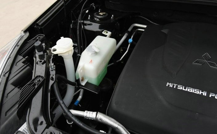 汽車(chē)發(fā)動(dòng)機(jī)水箱在哪里