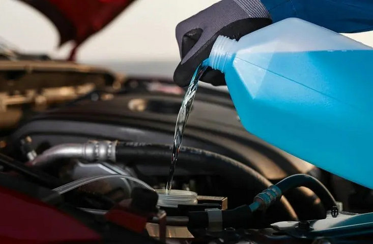 汽車(chē)發(fā)動(dòng)機(jī)水箱加什么水