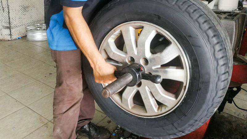 輪胎被釘子扎了補(bǔ)胎還是換胎好