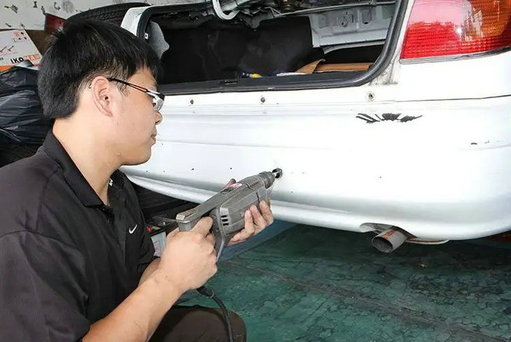 倒車(chē)?yán)走_(dá)安裝位置在哪里比較合適