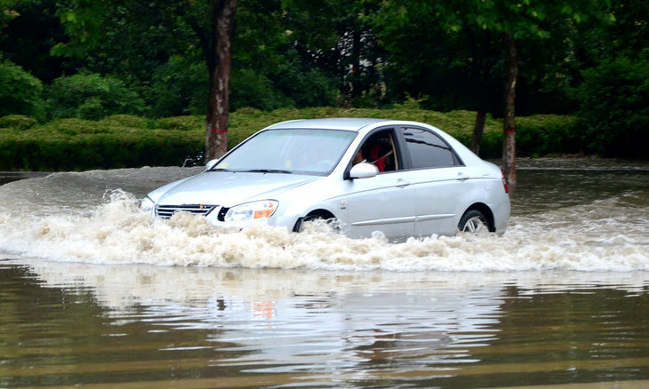 汽車(chē)涉水熄火怎么處理