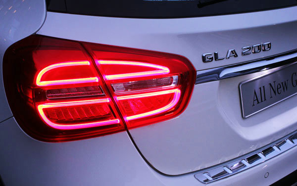 奔馳尾燈的三條杠代表什么