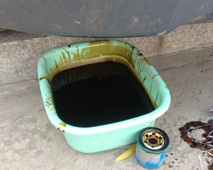 汽車機(jī)油多久換一次比較好