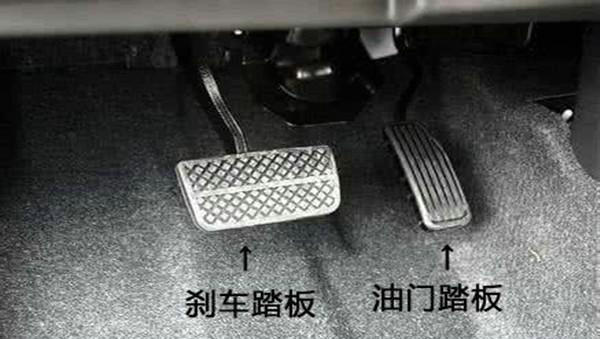 自動擋汽車哪個(gè)是油門哪個(gè)是剎車