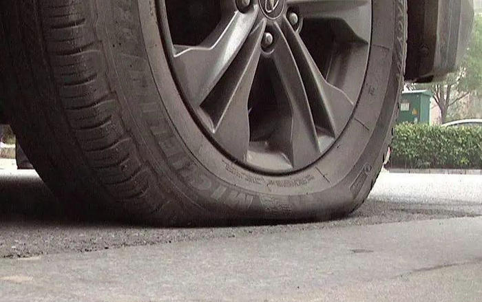 輪胎扎了釘子一直沒(méi)拔有影響嗎