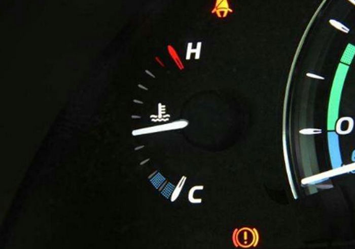 汽車發(fā)動機溫度過高還能開嗎