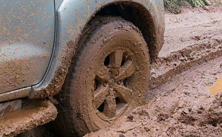 汽車(chē)陷入泥坑打滑自救方法是什么