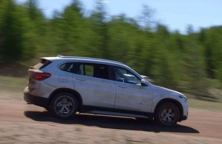 下坡停車(chē)是先踩離合還是先踩剎車(chē)