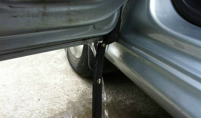 汽車底盤放水孔怎么打開(kāi)