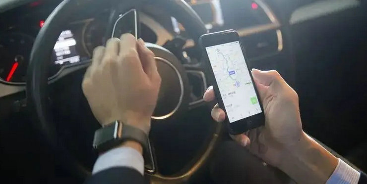 開(kāi)車玩手機(jī)扣多少分罰多少錢