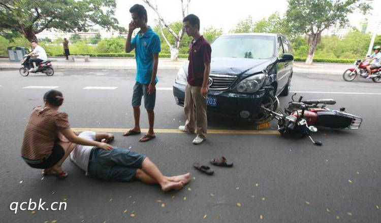汽車撞了無牌無證的摩托車怎么處理