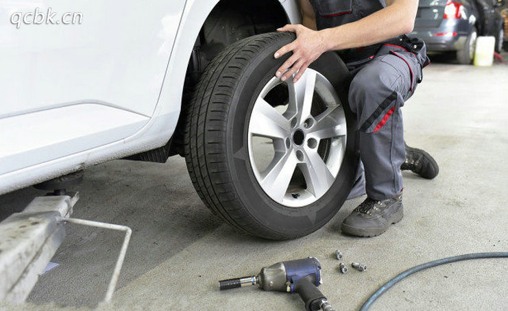 汽車(chē)一個(gè)輪胎爆了需要兩個(gè)都換嗎