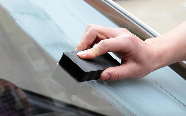 如何去除擋風(fēng)玻璃油膜