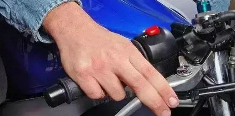 摩托車換擋時(shí)要完全松油門嗎