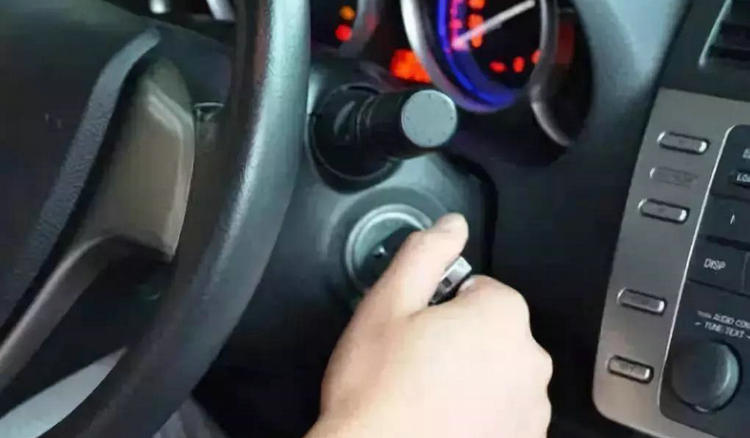 汽車(chē)鑰匙突然拔不出來(lái)了怎么辦