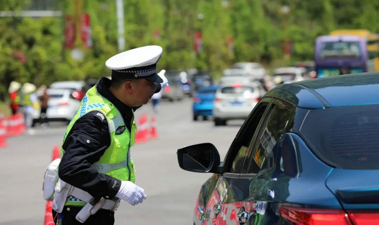 駕照暫扣期間開(kāi)車交警怎么處罰